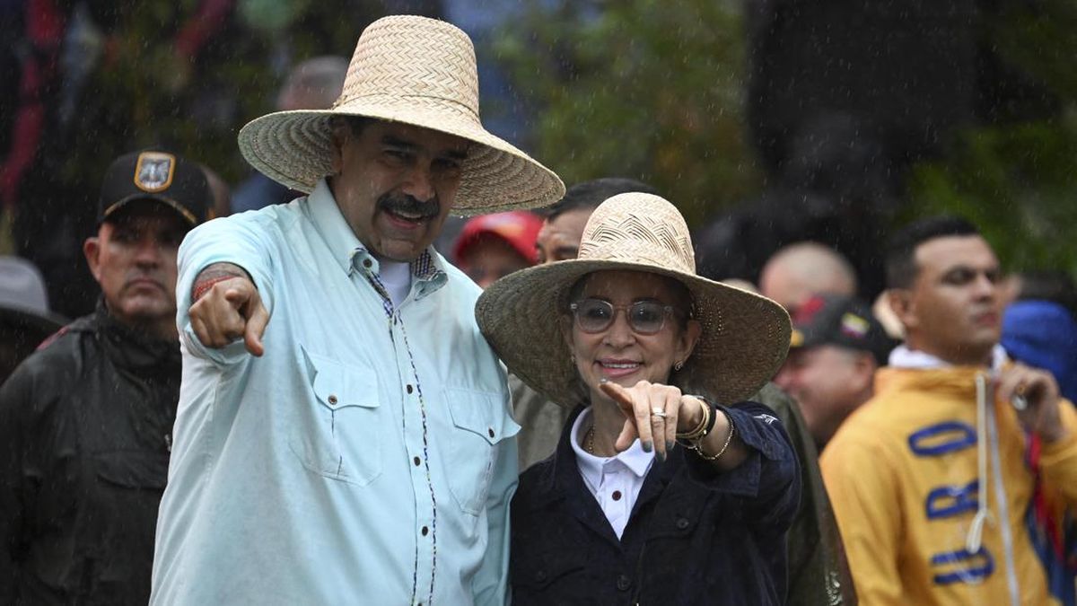 Trump Klaim Tangkap Maduro Bersama Istri, Kini Dibawa Keluar Venezuela