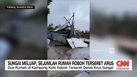 VIDEO: Sungai Meluap, Sejumlah Rumah di Padang Roboh
