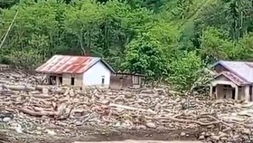 Detik-detik Seorang Warga Terbawa Arus Sungai di Aceh