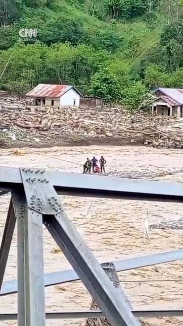 Detik-detik Seorang Warga Terbawa Arus Sungai di Aceh