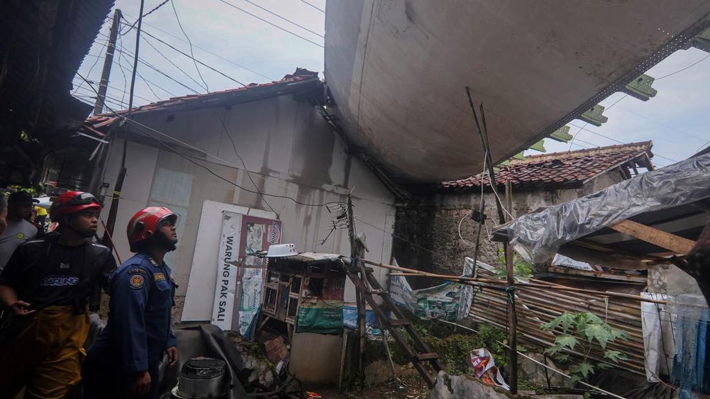 FOTO: Sayap Pesawat Timpa Rumah hingga Kasus Sekeluarga Tewas di Jakut