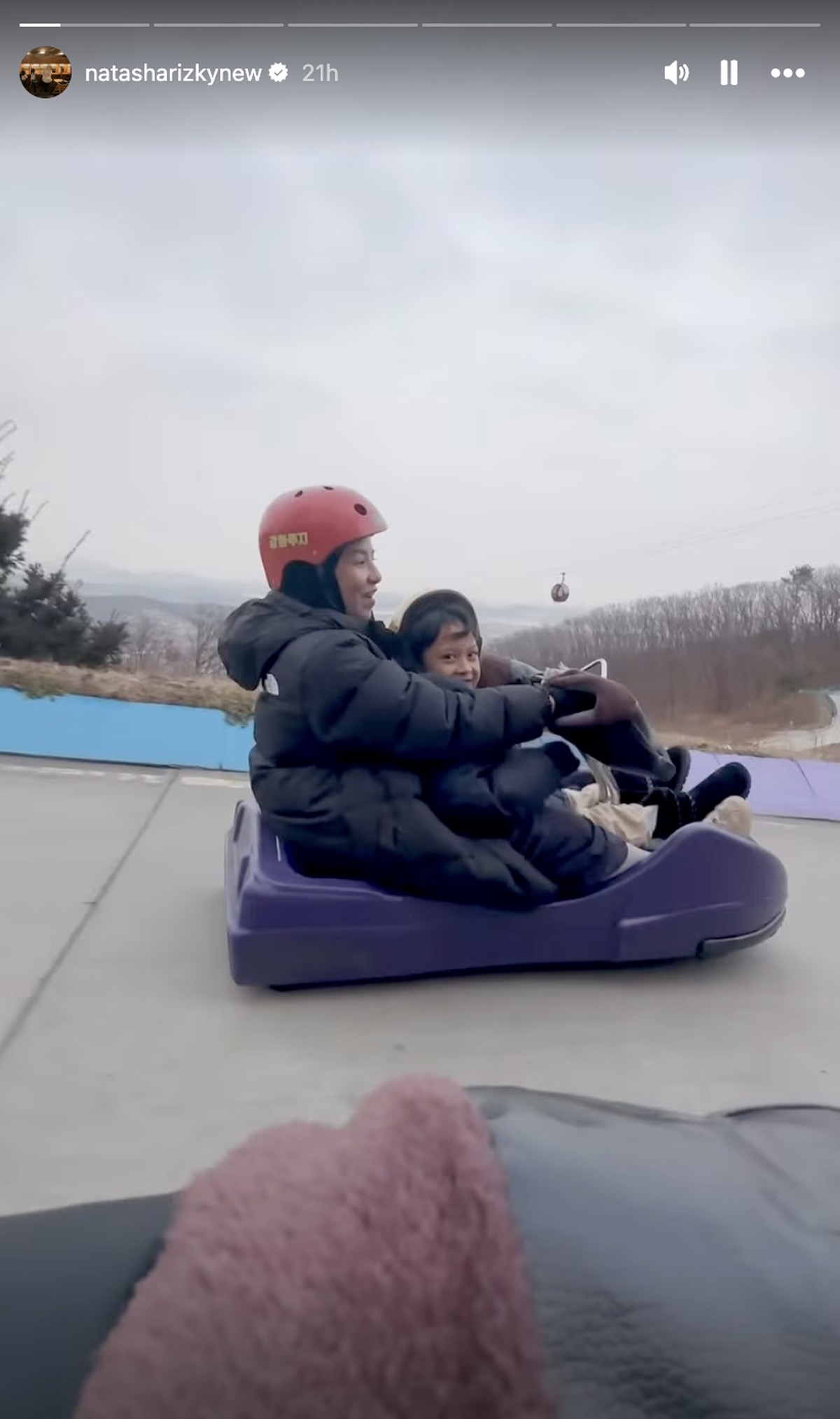 Desta dan Natasha RIzki liburan bareng anak ke Korea Selatan&period;