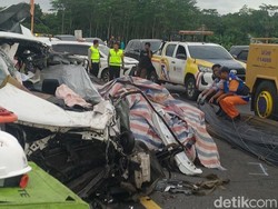 Tragis Muatan Besi 55 Ton Tumpah Timbun 2 Mobil di Tol Batang