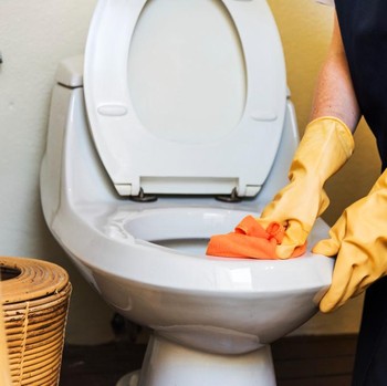 Harus Tutup atau Buka Penutup Toilet saat Tidak Digunakan? Ini Jawabannya
