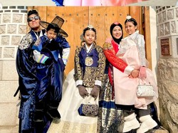 Desta Remake Foto Keluarga di Korea, Kompak Bareng Natasha Rizki & 3 Anak