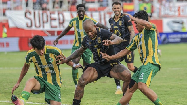 Malut United menyalip Persib Bandung setelah menang telak 6-2 atas PSBS Biak dalam pertandingan pekan ke-16 Super League 2025/2026 di Kie Raha, Minggu (4/1).