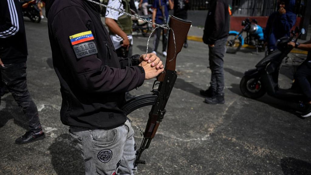 FOTO: Milisi Venezuela Berjaga usai AS Serang Caracas dan Tangkap Maduro