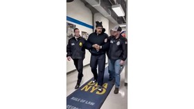 FOTO: Detik-detik Nicolas Maduro Tiba di Penjara New York