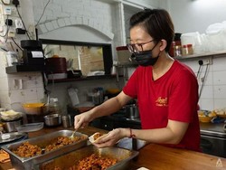 Divonis Tumor Otak, Wanita Ini Tetap Gigih Jualan Pastel Legendaris