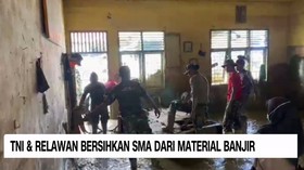 VIDEO: TNI & Relawan Bersihkan SMA Dari Material Banjir