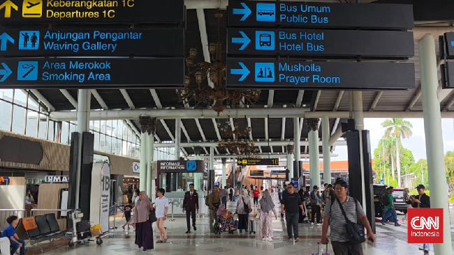 Hujan deras yang mengguyur kawasan Bandara Soekarno-Hatta, Tangerang, Senin (12/1) pagi, menyebabkan sedikitnya 16 pesawat dialihkan ke bandara alternatif.