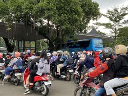 Ragunan Ramai Pengunjung, Kendaraan Mengular di Pintu Masuk
