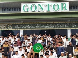 Ribuan Pelayat Iringi Pemakaman Pimpinan Ponpes Gontor