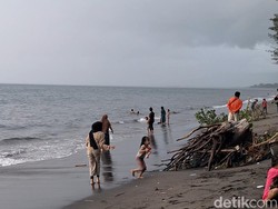 Pengujung Libur Panjang, Warga Mataram Ramai-ramai ke Pantai Gading