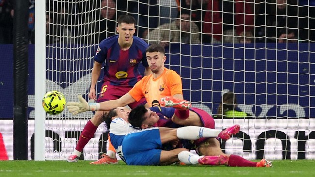 Kiper Barcelona, Joan Garcia, membuat penyelamatan konyol saat melawan Espanyol di Liga Spanyol sehingga viral di media sosial.