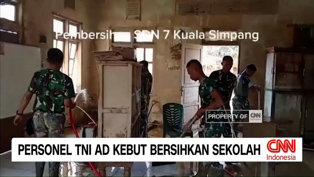 VIDEO: Personel TNI AD Kebut Bersihkan Sekolah Terdampak Bencana