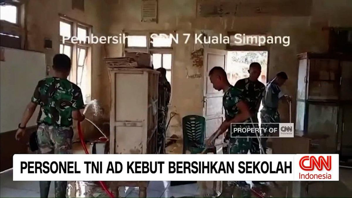 VIDEO: Personel TNI AD Kebut Bersihkan Sekolah Terdampak Bencana