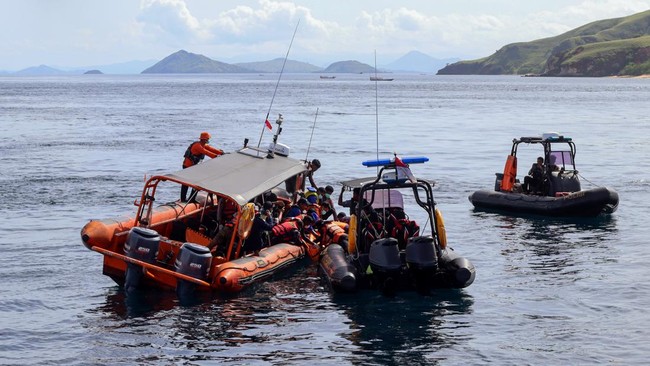 Pencarian dua wisatawan Spanyol yang hilang akibat kapal tenggelam di Labuan Bajo diperpanjang tiga hari. Tim SAR menemukan satu korban, dua masih hilang.