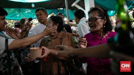FOTO: Menyaksikan Kemeriahan Pesta Mandi-mandi di Kampung Tugu Jakarta