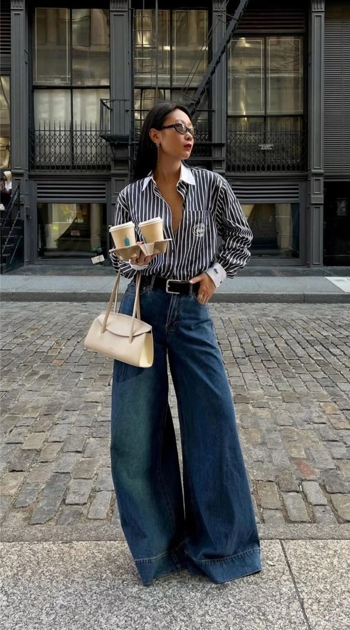 Atasan striped shirt memberikan kesan effortless pada wide leg jeans. Kombinasi ini cocok untuk gaya kasual rapi hingga semi-formal./ Foto: pinterest.com/whowhatwearuk