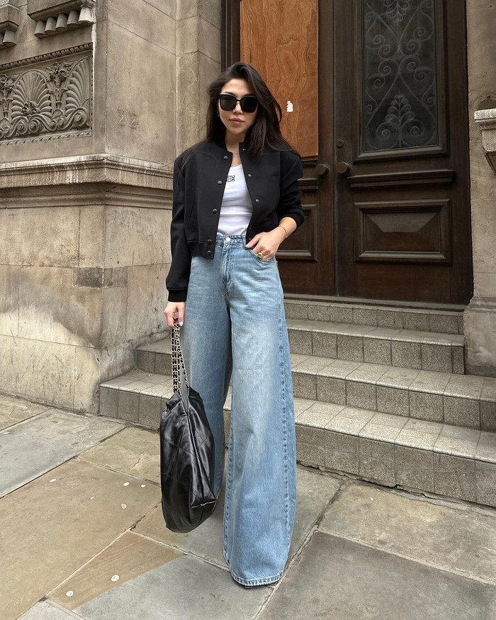 Paduan wide leg jeans dengan kaus putih dan cropped bomber jacket menciptakan gaya smart casual yang timeless. Look ini cocok untuk aktivitas harian yang butuh tampilan rapi tapi tetap santai./ Foto: pinterest.com/dana_zkt