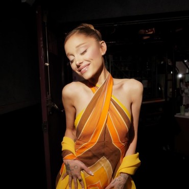 Ariana Grande Pamer Rambut Gelap Usai Bertahun-tahun Tampil Pirang