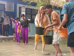 Hari Pertama Sekolah, Siswa SMPN 6 Sampang Langsung Disambut Banjir