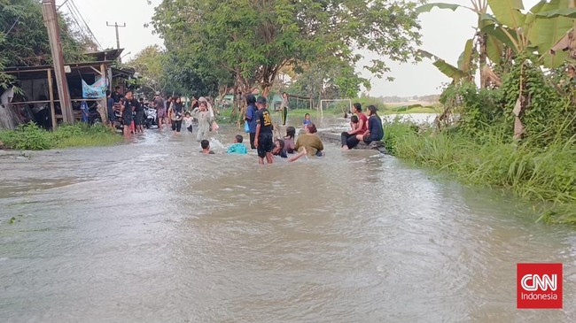 Banjir melanda Desa Pasir Ampo, Tangerang, akibat jebolnya tanggul Sungai Cidurian. Setidaknya 115 rumah dan puluhan hektare sawah terendam.
