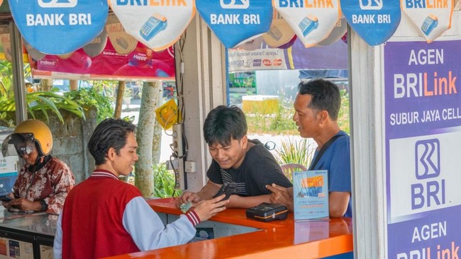 PT Bank Rakyat Indonesia memperluas akses layanan keuangan melalui BRILink Agen, memudahkan transaksi di desa terpencil & mendukung inklusi keuangan masyarakat.