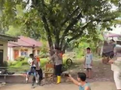 Brimob Trauma Healing Korban Bencana di Sumbar, Kembalikan Senyum Anak-anak