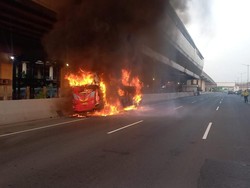Bus Peziarah Terbakar di Tol Cikampek Dipicu Sound System Korsleting