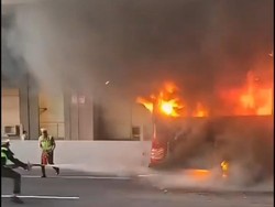 Bus Terbakar di Tol Japek Arah Bekasi Rombongan Ziarah, 34 Orang Dievakuasi