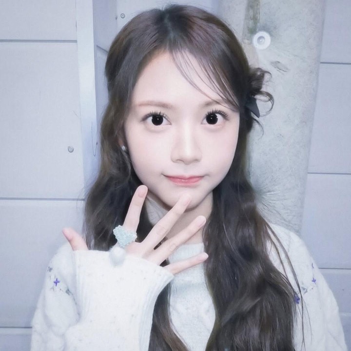 <p>Carmen mulai dikenal secara global setelah debut bersama grup Hearts2Hearts di bawah naungan SM Entertainment. Ia juga mencuri perhatian sebagai idol asal Indonesia pertama yang debut di salah satu agensi Big 3.&nbsp;(Foto: Instagram @hearts2hearts)</p>