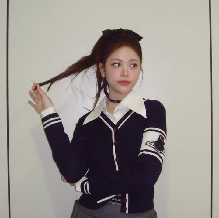 <p>Ia&nbsp;memikat hati para penggemar lewat suara merdunya. Bahkan, ia sering mendapatkan bagian lagu dengan nada yang cukup tinggi, Bunda. Berkat kemampuan itu, ia berhasil mendapat penghargaan <em>Trend of the Year</em> dalam kategori Rookie di Korea Grand Music Awards 2025.&nbsp;(Foto: Instagram @hearts2hearts)</p>