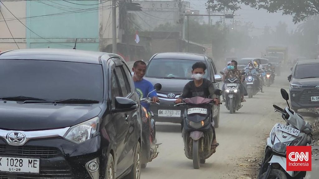 Debu Pekat dari Lumpur Kering Ancam Kesehatan Warga di Aceh Tamiang