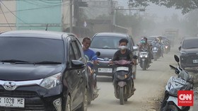 Debu Pekat dari Lumpur Kering Ancam Kesehatan Warga di Aceh Tamiang