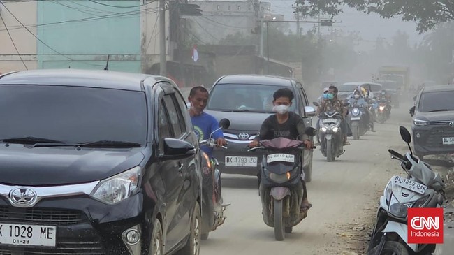 Penyintas banjir di Aceh Tamiang kini dihadapkan dengan persoalan baru yaitu debu dari lumpur yang sudah mengering di sepanjang jalan protokol.