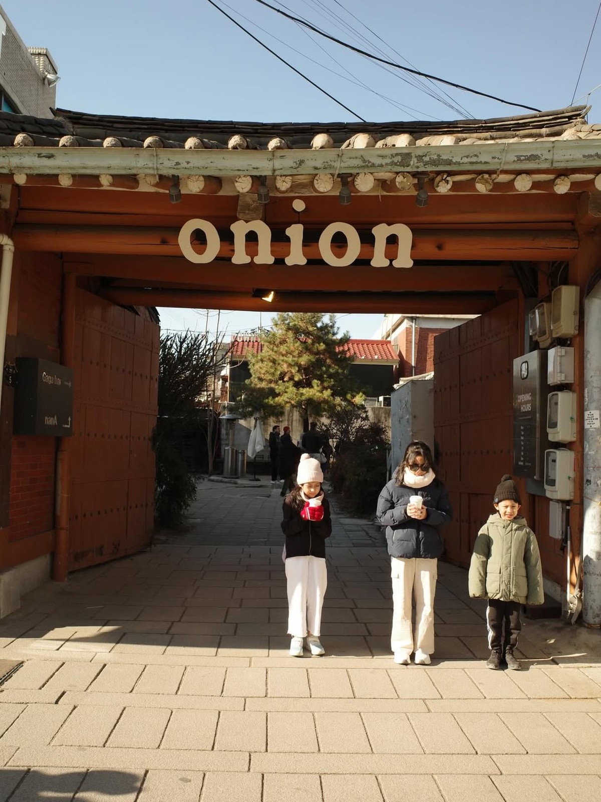 Desta & Natasha Rizky Liburan Bersama Anak-anak di Korea