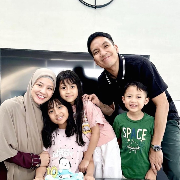 <p>Kehidupan para artis Tanah Air memang tak pernah lepas dari sorotan publik. Seperti baru-baru ini, Desta membagikan potret liburan keluarganya saat berkunjung ke Korea Seletan bersama mantan istrinya, Natasha Rizky, dan ketiga anak mereka, Bunda. (Foto: Instagram @desta80s)</p>