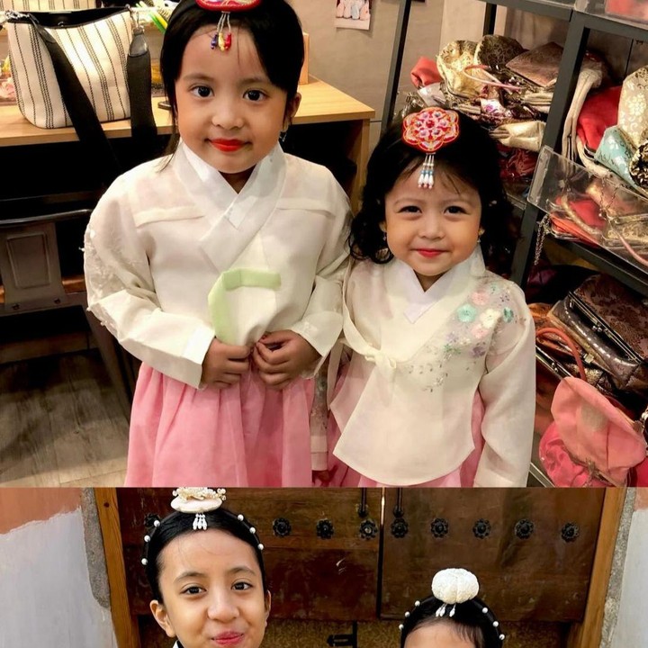 <p>Melihat dari unggahan lainnya, tampak kedua putri cantik Desta, Megumi Arrawda Sachi dan Miskha Arrawfa Najma, tampil begitu cantik. Keduanya terlihat kompak mengenakan busana tradisional Korea, Hanbok. Dalam kedua potretnya, Megumi dan Miskha tampak tersenyum manis saat berpose bersama, Bunda. (Foto: Instagram @desta80s)</p>
