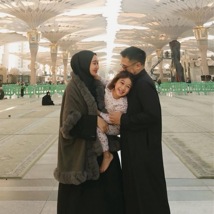 <p>Desainer ternama Dian Pelangi juga mengawali tahun baru dengan pergi umrah bersama suami dan putrinya. &ldquo;Hari ke-1 dari 365, 2026 dimulai di kota perdamaian, Madinah, cara yang diberkati untuk memulai tahun ini, MashAllah,&rdquo; tulis Dian, dikutip dari laman Instagram <em>@dianpelangi.&nbsp;</em>(Foto: Instagram @dianpelangi)</p>