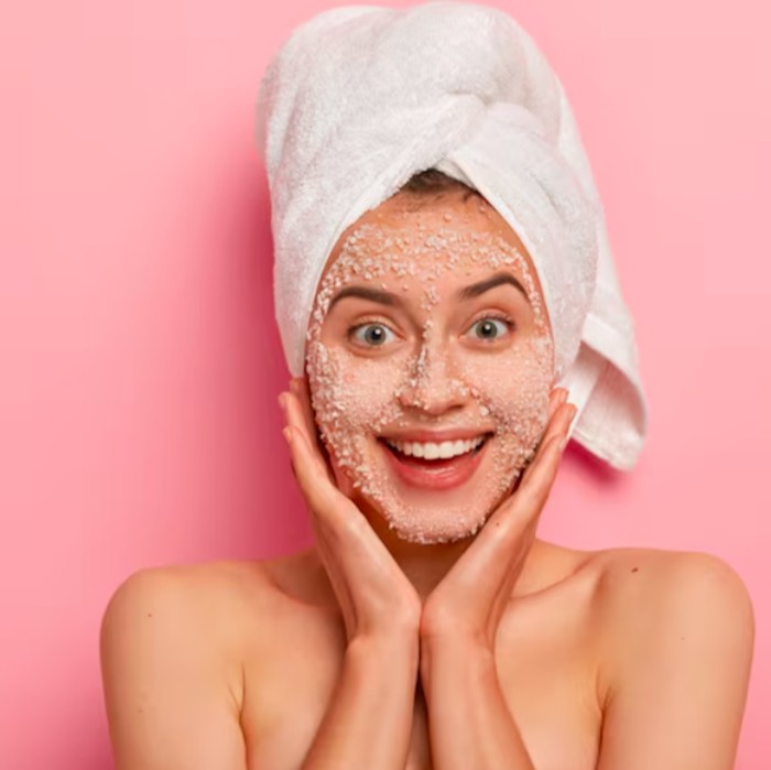 Eksfoliasi wajah secara lembut membantu mengangkat sel kulit mati akibat begadang dan stres, sehingga kulit tampak lebih cerah, halus, dan skincare lebih optimal menyerap/Foto: freepik.com/wayhomestudio