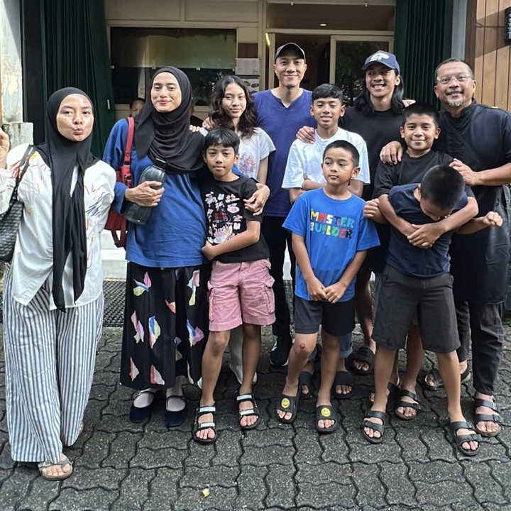 <p>Artis Enno Lerian baru-baru ini membagikan momen spesial saat menghabiskan waktu bersama keluarga mantan suami Nayaka Untara. Melalui video yang diunggah di TikTok, Enno mem-<em>posting</em> keakrabannya dengan Nayaka beserta istri dan anak-anaknya, Bunda. (Foto: TikTok @ennolerian08)</p>