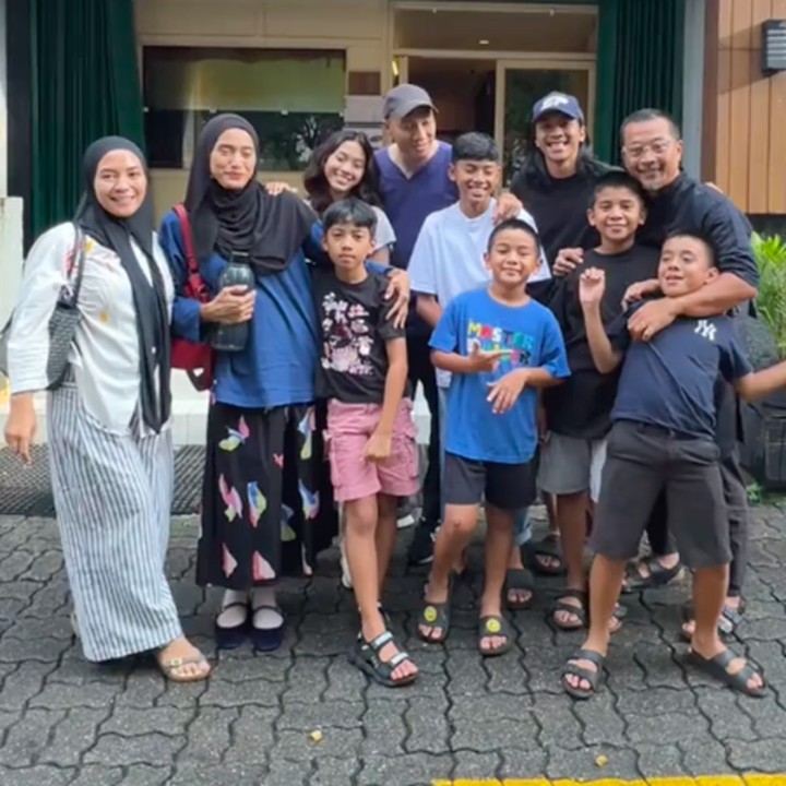 <p>Enno mengatakan bahwa kini keluarga putranya Bumi sudah semakin besar karena ia memiliki enam adik dari kedua orang tua kandungnya, serta ibu dan ayah sambung. "Nih keluarganya kakak Bumi rame kan?? Punya dua ayah, punya dua ibu, punya 2 adek perempuan, dan 5 adek laki-laki," tulis perempuan 42 tahun ini. (Foto: TikTok @ennolerian08)</p>