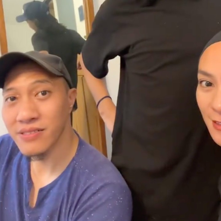 <p>Perlu diketahui, Enno dan Nayaka pernah menikah pada 2003 dan dikaruniai seorang putra bernama Bumi Pradipa Pria Untara. Pada tahun 2006, keduanya memutuskan bercerai. Setelah berpisah, Enno menikah dengan Priambodo Soesetyo dan dikaruniai tiga anak laki-laki. Mantan suaminya Nayaka juga menikah lagi dan membangun keluarga baru. (Foto: TikTok @ennolerian08)</p>