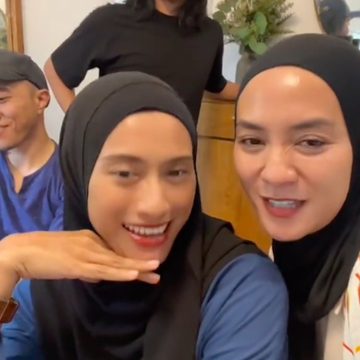 <p>Meski telah bercerai, Enno dan Nayaka tetap menjalin hubungan baik dan menjalani <em>co-parenting</em>&nbsp;untuk membesarkan Bumi. Dalam momen kebersamaan belum lama ini, Enno terlihat sudah akrab dengan keluarga mantan suaminya. Ia bahkan menunjukkan kedekatannya dengan istri Nayaka. "Kita <em>bestie</em>," kata Enno sambil&nbsp;memperkenalkan&nbsp;istri Nayaka. (Foto: TikTok @ennolerian08)</p>