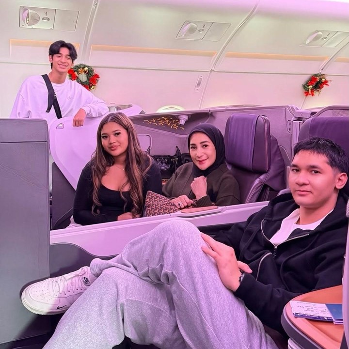 <p>Perempuan yang akrab disapa Erin itu tengah menikmati liburan bersama ketiga anaknya, yakni Ardio Raihansyah Taulany, Arkenzy Salmansyah Taulany, dan Arlova Carissa Taulany.&nbsp;(Foto: Instagram @erintaulany)</p>