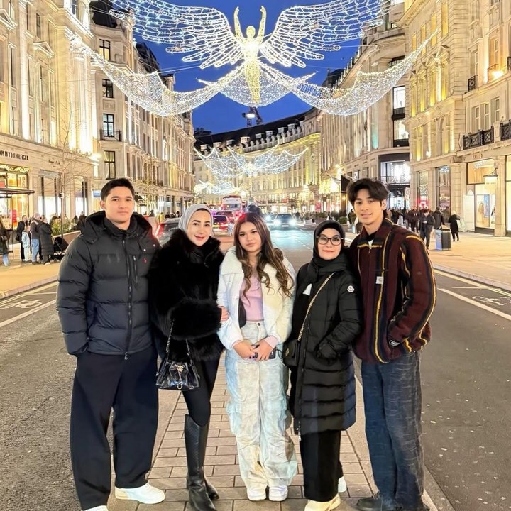 <p>Selain keliling kota, Erin bersama keluarga juga mengunjungi salah satu lokasi favorit untuk berfoto yakni Regent Street. Dalam kesempatan itu, Erin turut mengajak sang Bunda, Susyanthony.&nbsp;(Foto: Instagram @erintaulany)</p>