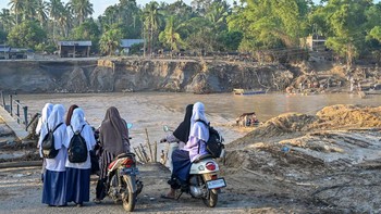 FOTO: Hari Pertama Masuk Sekolah di Daerah Bencana Sumatera