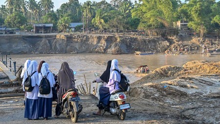 FOTO: Hari Pertama Masuk Sekolah di Daerah Bencana Sumatera